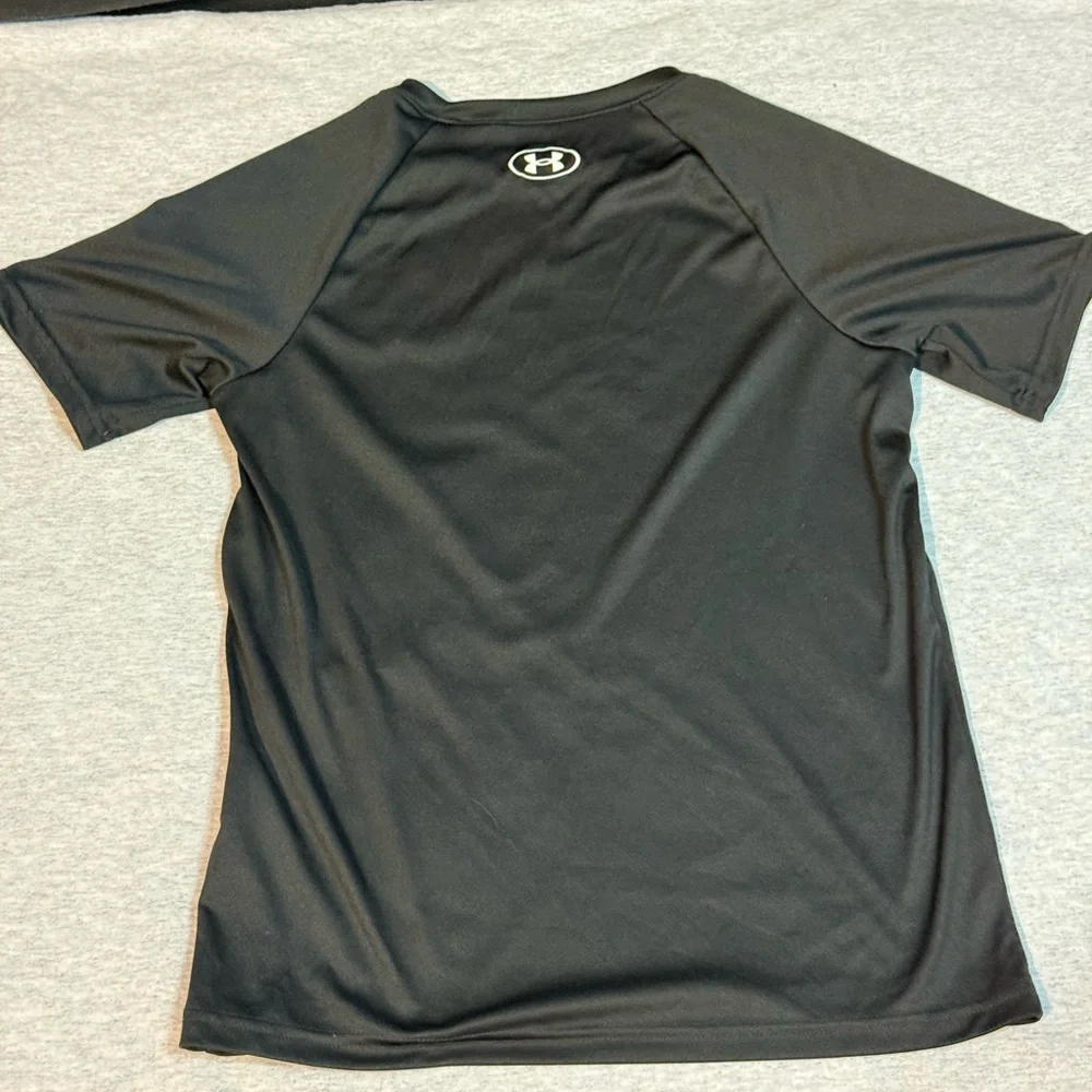 Under Armour •	black short
